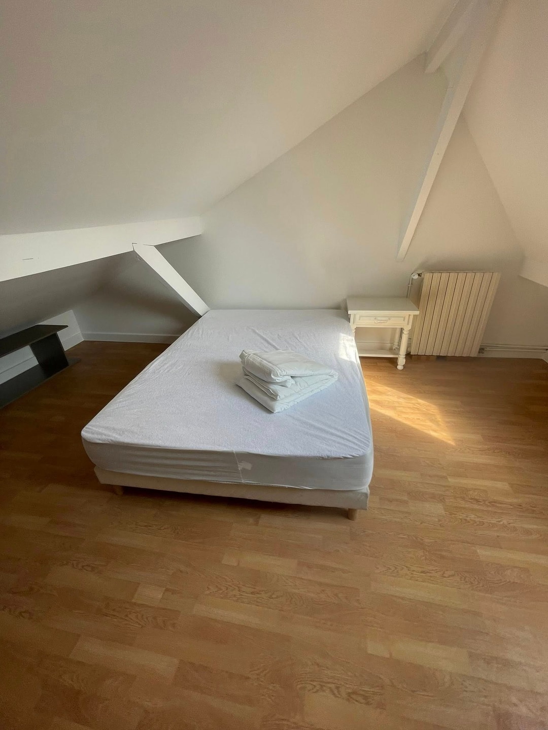 Chambre dont le sol usé est remplacé par un parquet massif chêne, rendu généré avec Voilà (avant)