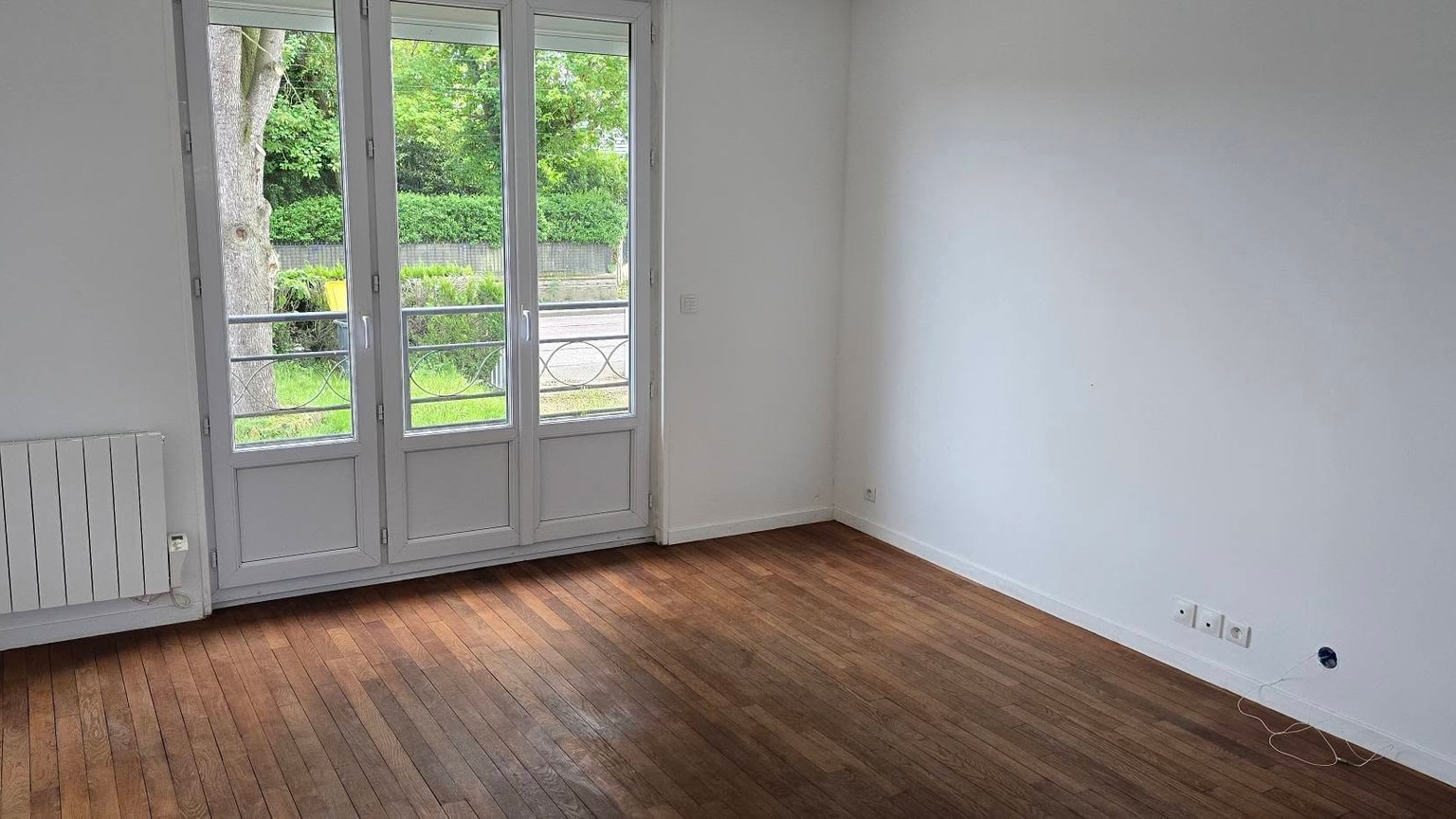 Salon dont le sol est remplacé par un parquet bâtons rompus en chêne, rendu généré avec Voilà (avant)